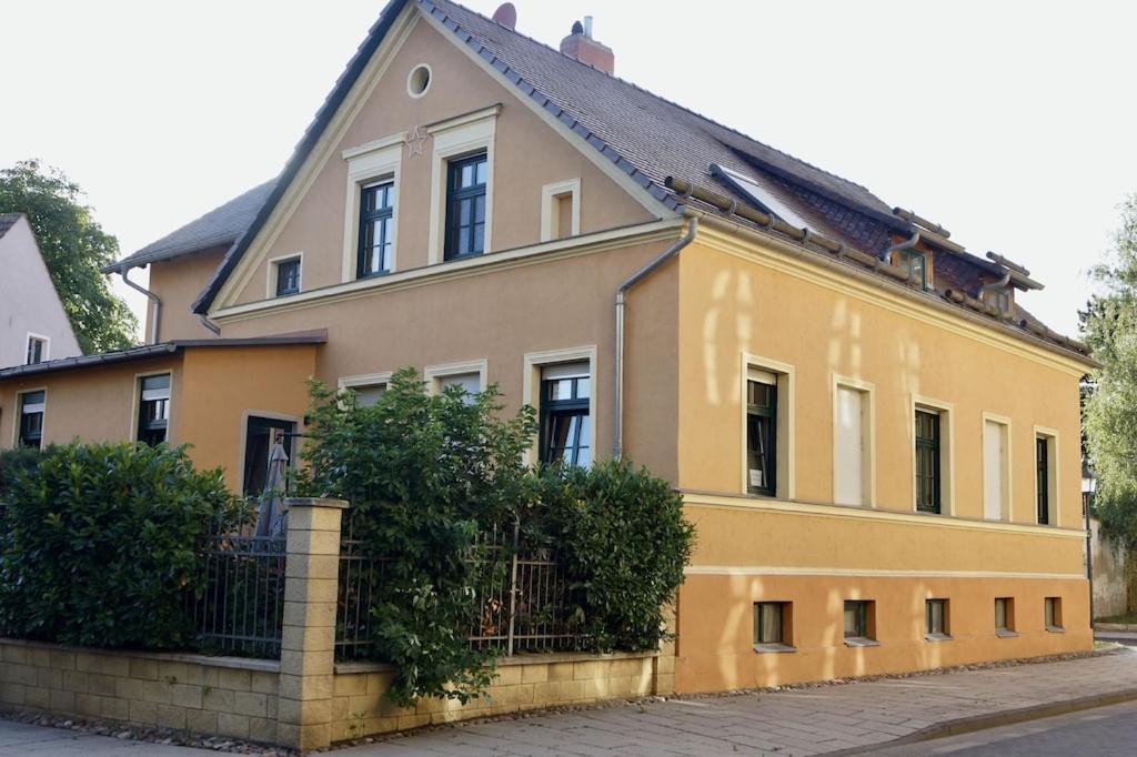 Ferienwohnung Am Schloss: Elbe-Nahe Unterkunft mit Schlossblick Barby Exterior photo