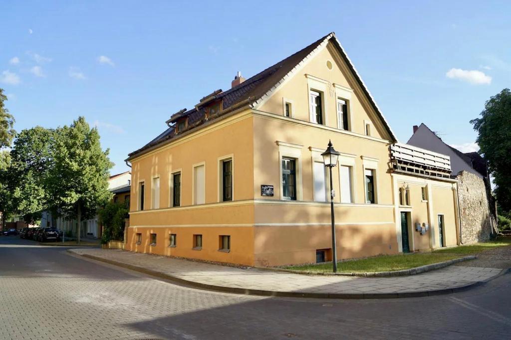 Ferienwohnung Am Schloss: Elbe-Nahe Unterkunft mit Schlossblick Barby Exterior photo