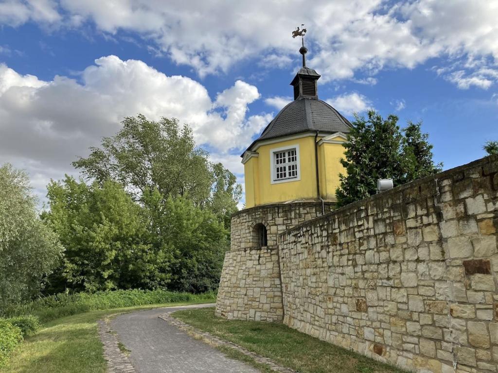 Ferienwohnung Am Schloss: Elbe-Nahe Unterkunft mit Schlossblick Barby Exterior photo