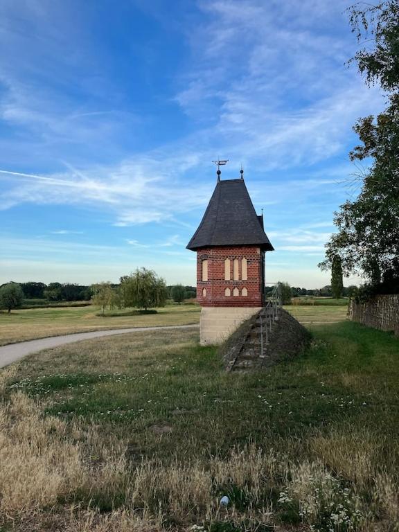 Ferienwohnung Am Schloss: Elbe-Nahe Unterkunft mit Schlossblick Barby Exterior photo