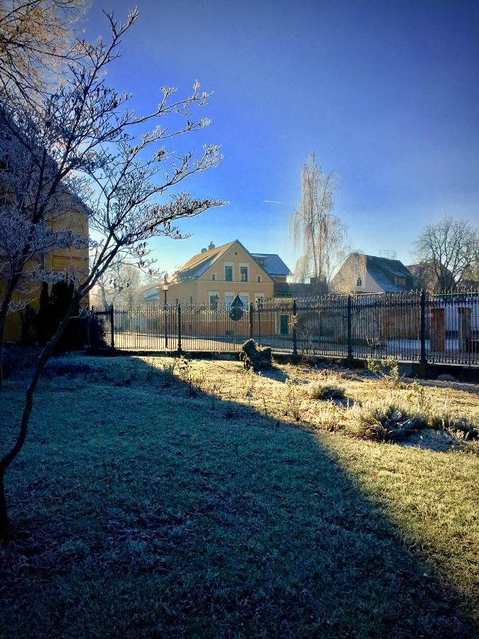 Ferienwohnung Am Schloss: Elbe-Nahe Unterkunft mit Schlossblick Barby Exterior photo