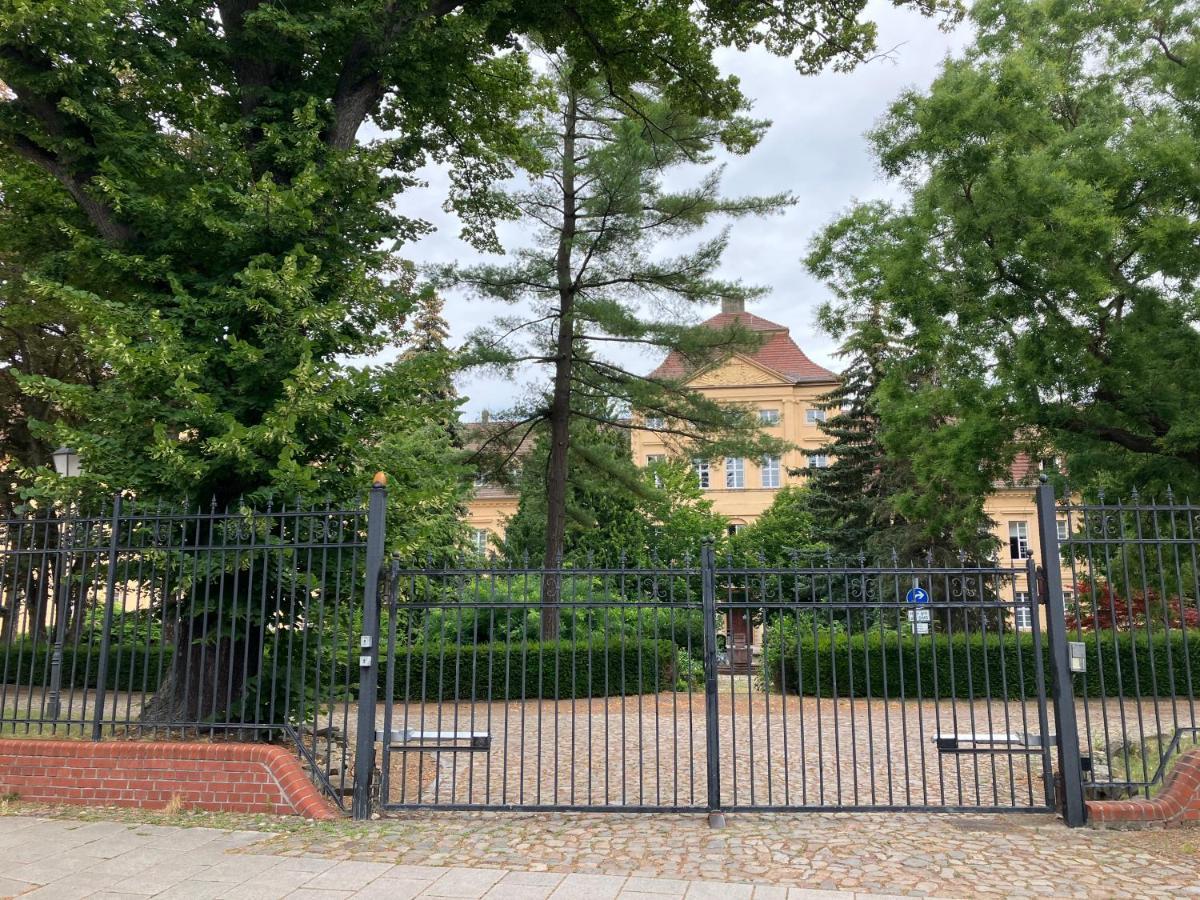 Ferienwohnung Am Schloss: Elbe-Nahe Unterkunft mit Schlossblick Barby Exterior photo